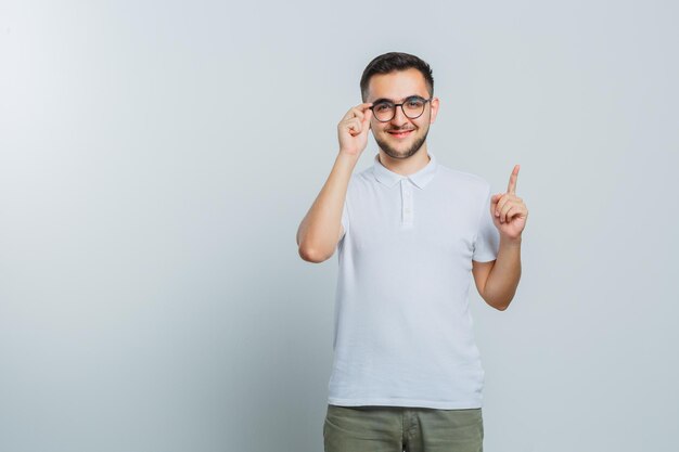 スタジオでポーズをとる表現力豊かな若い男