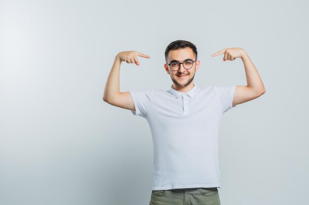 スタジオでポーズをとる表現力豊かな若い男