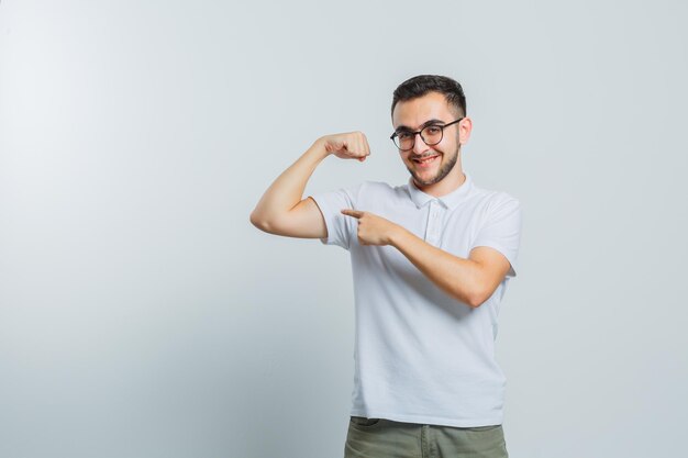 スタジオでポーズをとる表現力豊かな若い男