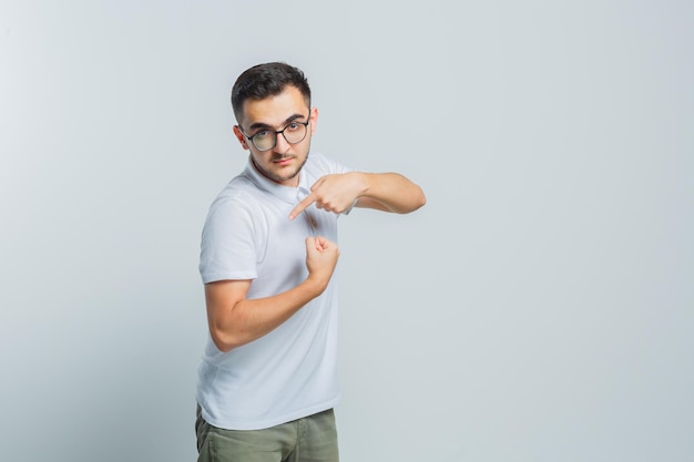 Giovane ragazzo espressivo in posa in studio