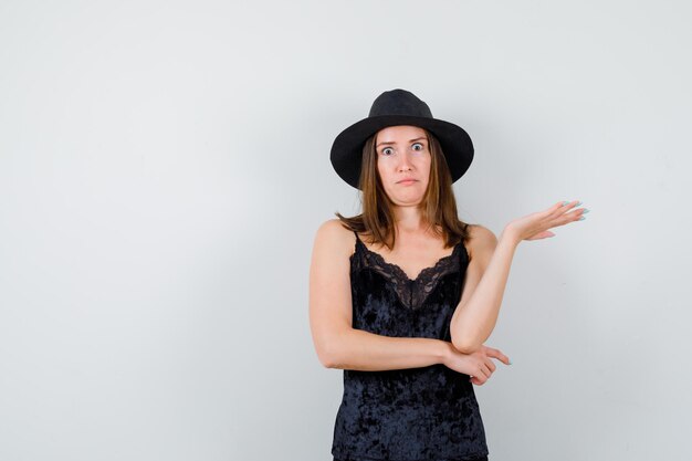 Free photo expressive young lady posing in the studio