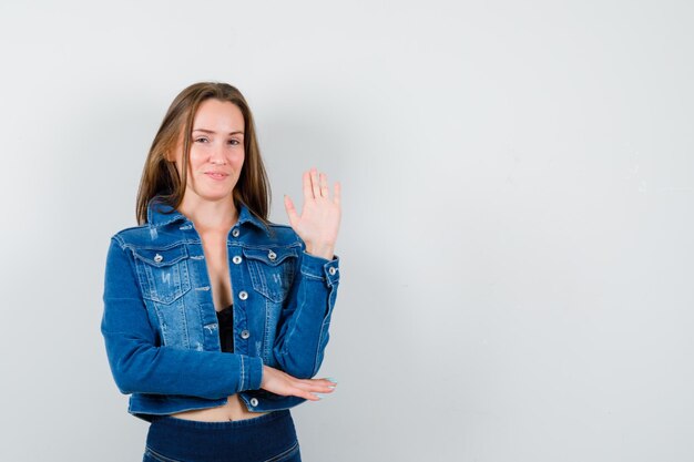 Giovane donna espressiva in posa in studio