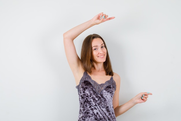 Giovane donna espressiva in posa in studio