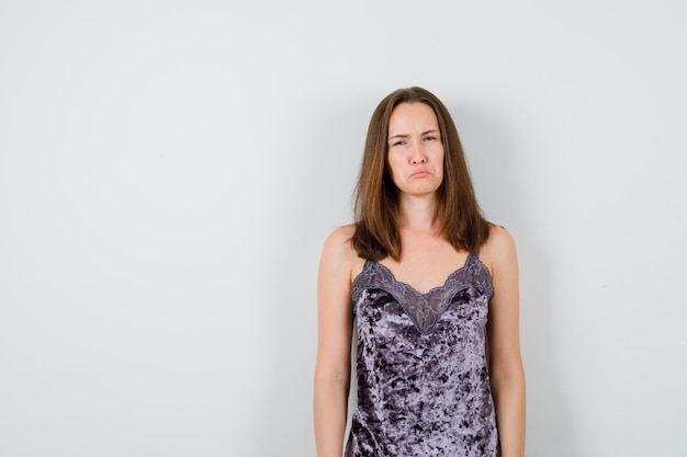 Free photo expressive young lady posing in the studio