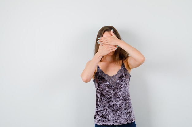 Free photo expressive young lady posing in the studio