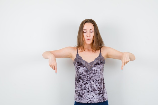 Free photo expressive young lady posing in the studio