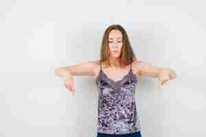 Free photo expressive young lady posing in the studio