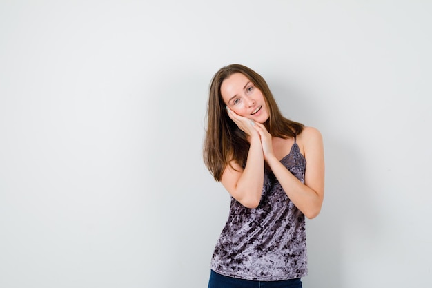 Free photo expressive young lady posing in the studio