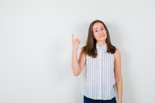 スタジオでポーズをとる表情豊かな若い女性