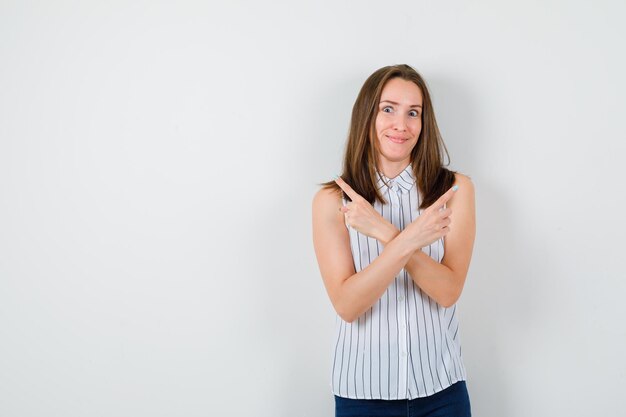 Foto gratuita giovane donna espressiva in posa in studio