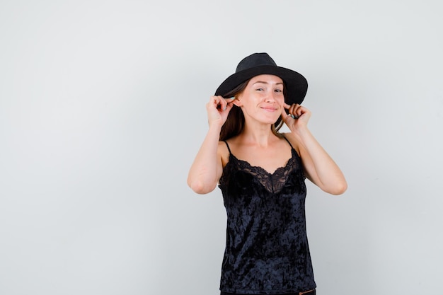 Free photo expressive young lady posing in the studio