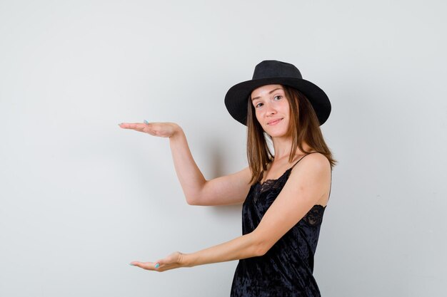 Giovane donna espressiva in posa in studio