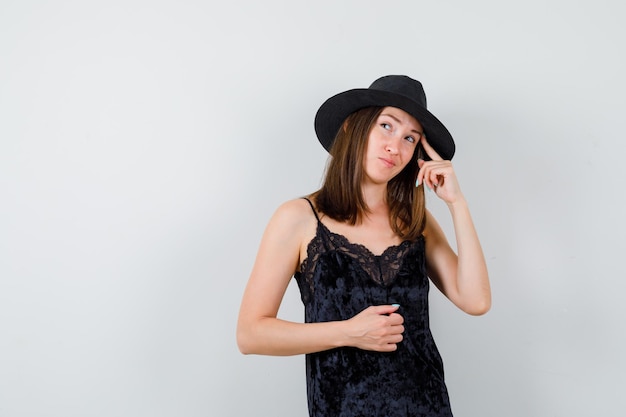 Free photo expressive young lady posing in the studio