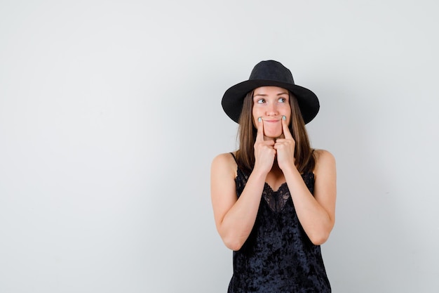 Free photo expressive young lady posing in the studio