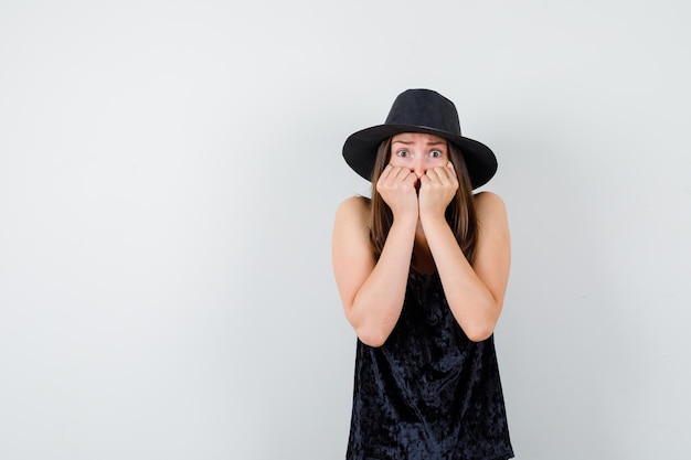 Foto gratuita giovane donna espressiva in posa in studio