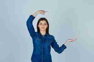 Free photo expressive young lady posing in the studio