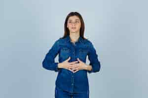 Free photo expressive young lady posing in the studio