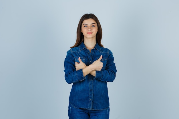 Foto gratuita giovane donna espressiva in posa in studio