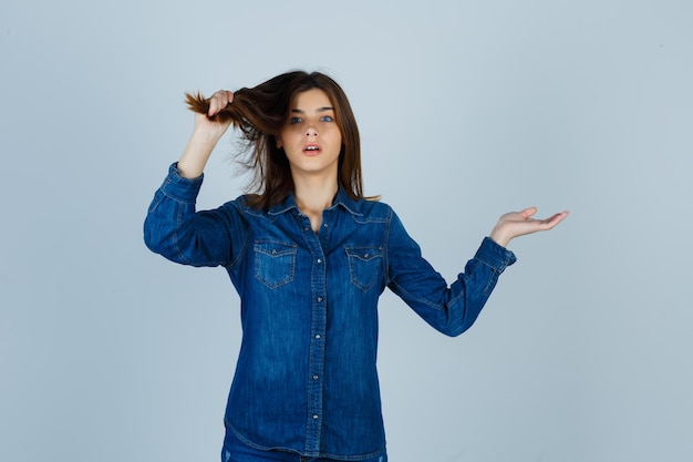 Free photo expressive young lady posing in the studio