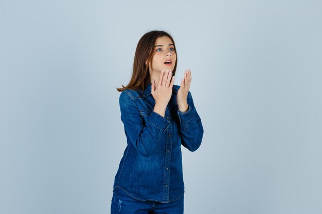 Foto gratuita giovane donna espressiva in posa in studio