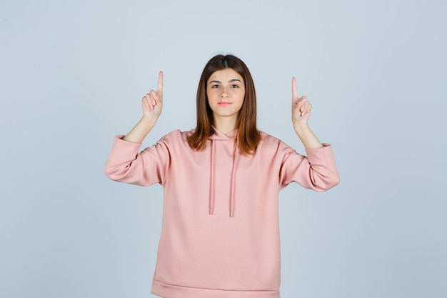 Free photo expressive young lady posing in the studio