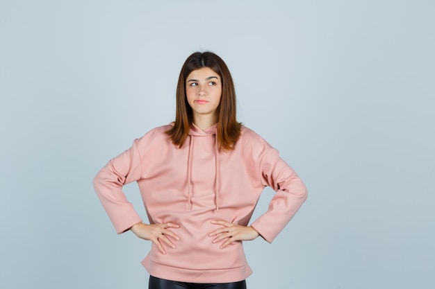 Free photo expressive young lady posing in the studio