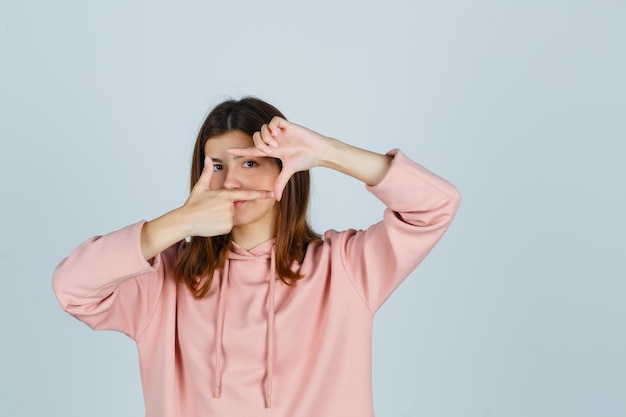 Foto gratuita giovane donna espressiva in posa in studio