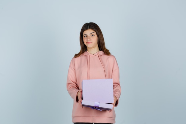 Free photo expressive young lady posing in the studio