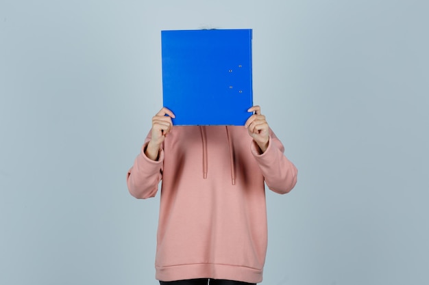 Free photo expressive young lady posing in the studio