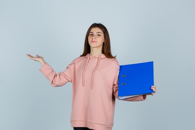 Free photo expressive young lady posing in the studio