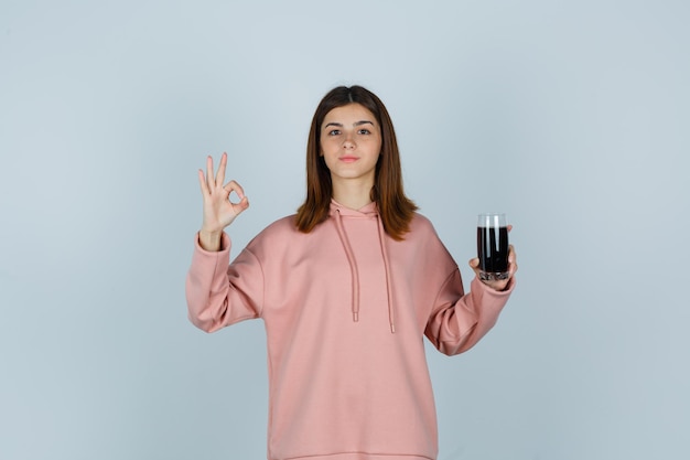 Free photo expressive young lady posing in the studio