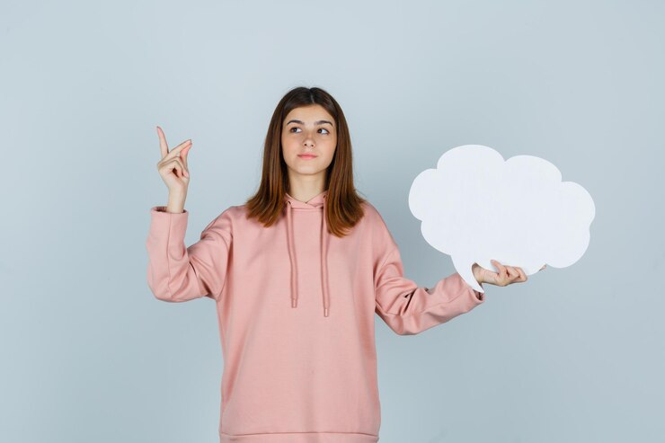 無料Photo スタジオでポーズをとる表情豊かな若い女性
