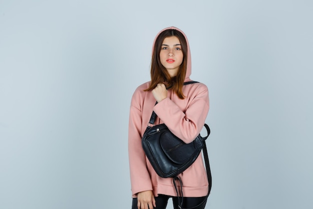 Free photo expressive young lady posing in the studio