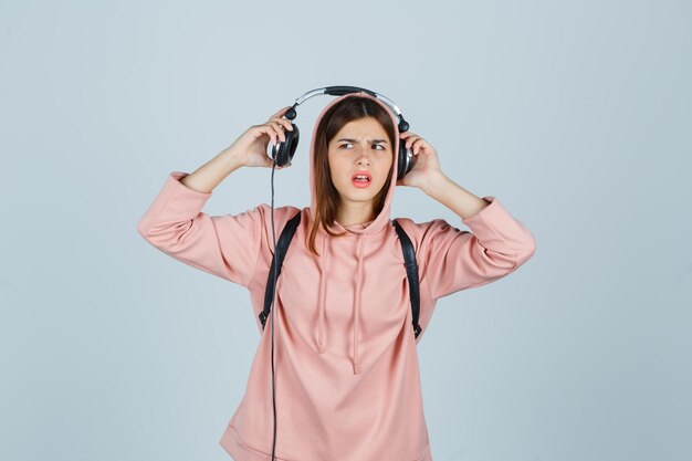 Foto gratuita giovane donna espressiva in posa in studio