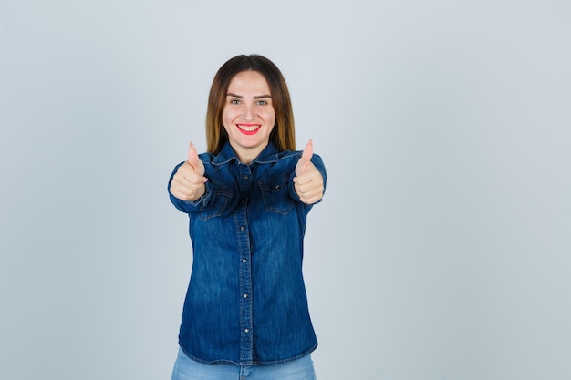 Free photo expressive young lady posing in the studio