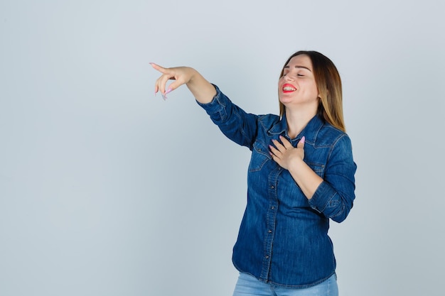 Giovane donna espressiva in posa in studio