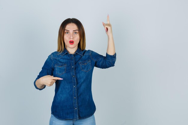 Foto gratuita giovane donna espressiva in posa in studio