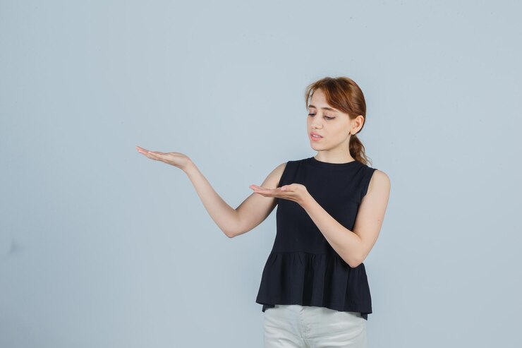 無料Photo スタジオでポーズをとる表情豊かな若い女性