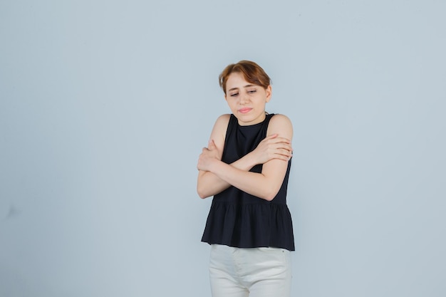 Foto gratuita giovane donna espressiva in posa in studio