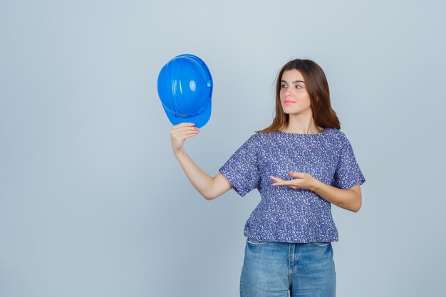 スタジオでポーズをとる表情豊かな若い女性