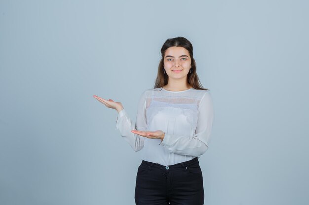 Free photo expressive young lady posing in the studio