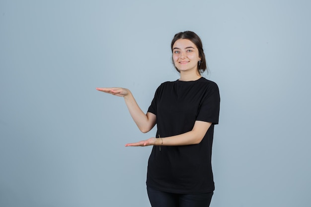 Giovane donna espressiva in posa in studio