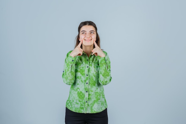 Free photo expressive young lady posing in the studio