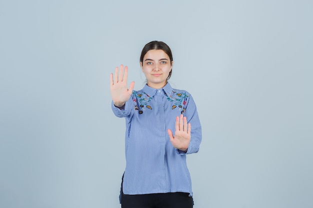 Free photo expressive young lady posing in the studio