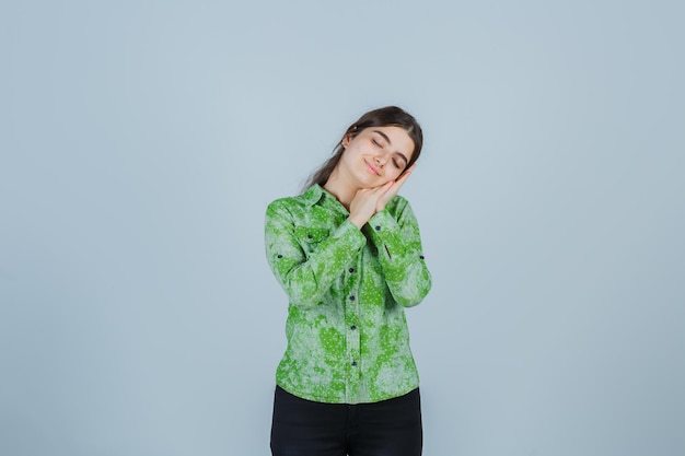 Free photo expressive young lady posing in the studio