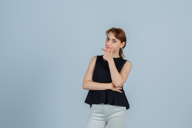 Free photo expressive young lady posing in the studio