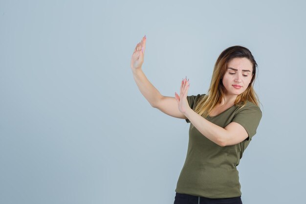 Foto gratuita giovane donna espressiva in posa in studio