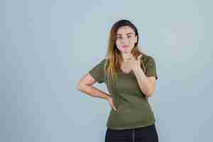 Free photo expressive young lady posing in the studio