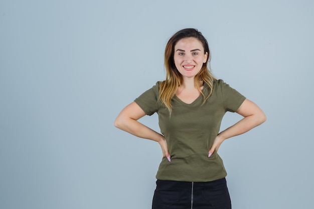 Foto gratuita giovane donna espressiva in posa in studio