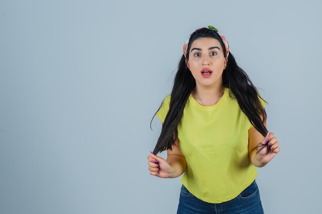 Free photo expressive young lady posing in the studio